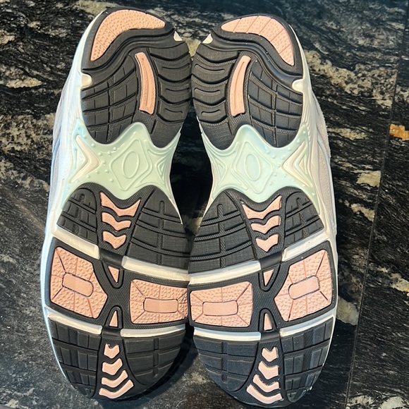 NWOB Vionic Classic Walker - Picture 14 of 17